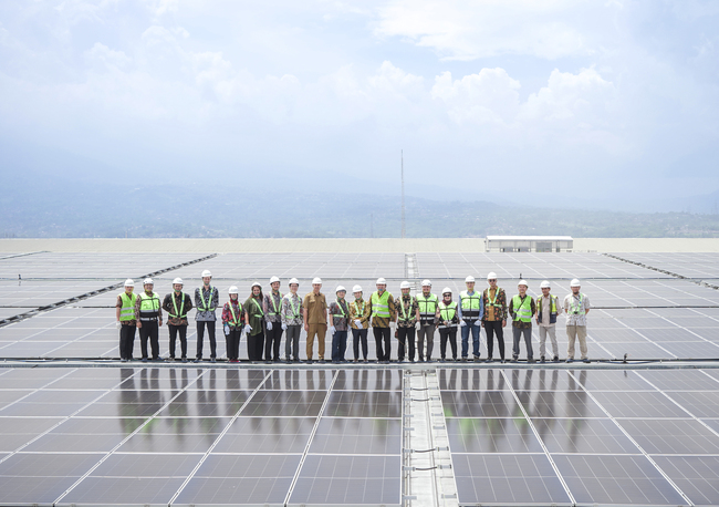 panel surya di pabrik spinning